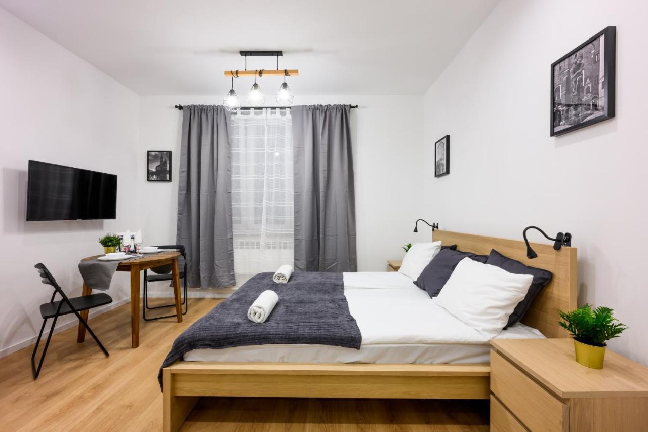 Cracow Rent Apartments - Spacious Apartments For 2-7 People In Quiet Area - Kolberga Street Nr 3 - 10 Min To Main Square By Foot Kraków Eksteriør billede